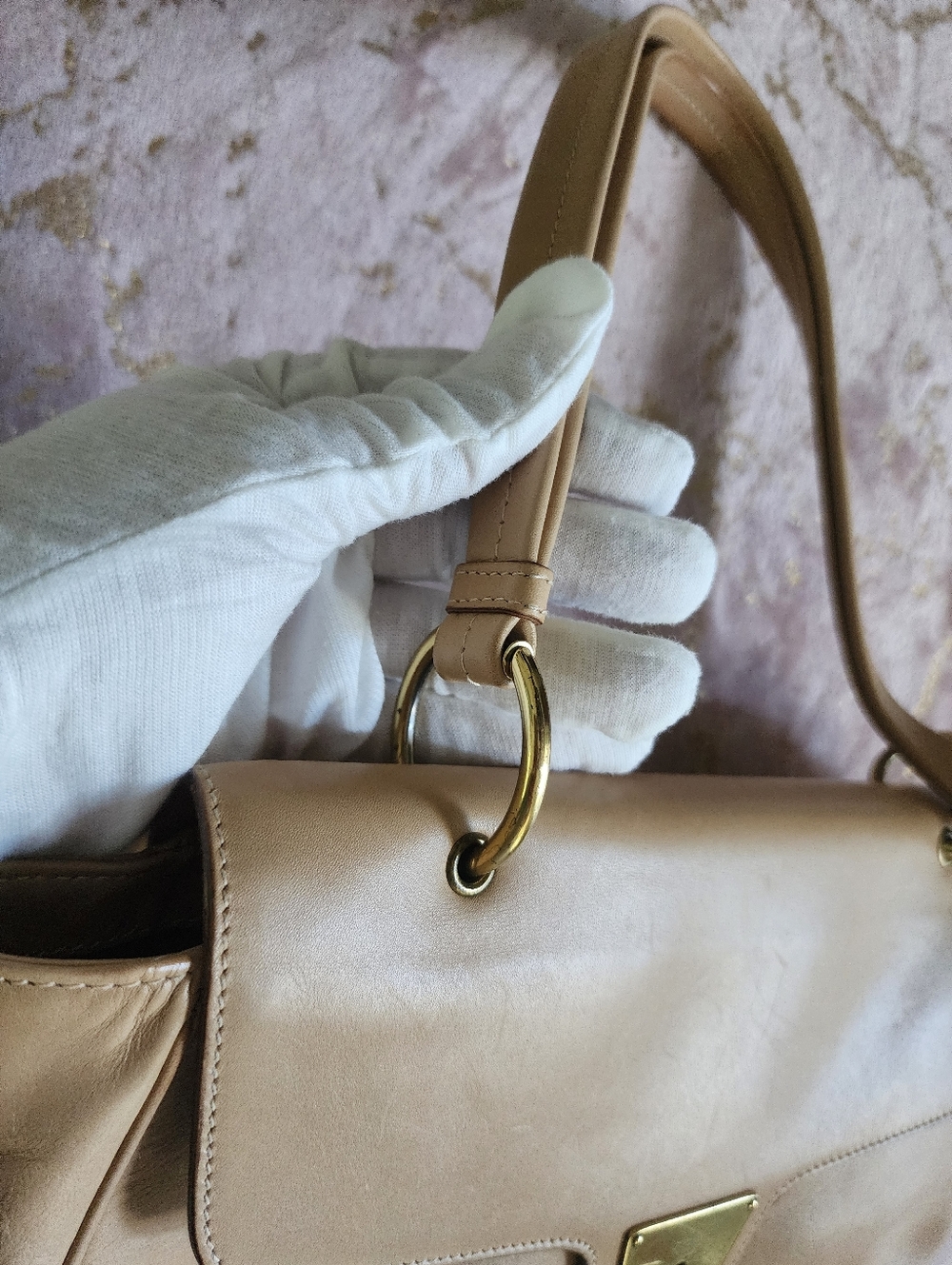 GUCCI | Vintage Beauty With Goldtone Hardware - Picture 9 of 16